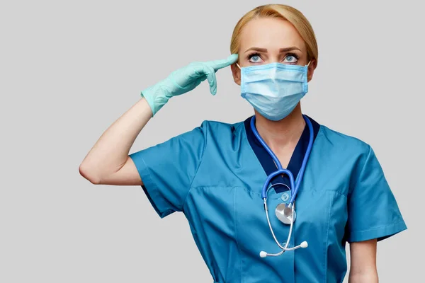 Verpleegkundige vrouw met stethoscoop met beschermend masker en rubber of latex handschoenen — Stockfoto