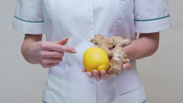 Nutricionista médico conceito de estilo de vida saudável - segurando raiz de gengibre, limão e vitaminas pílulas — Vídeo de Stock