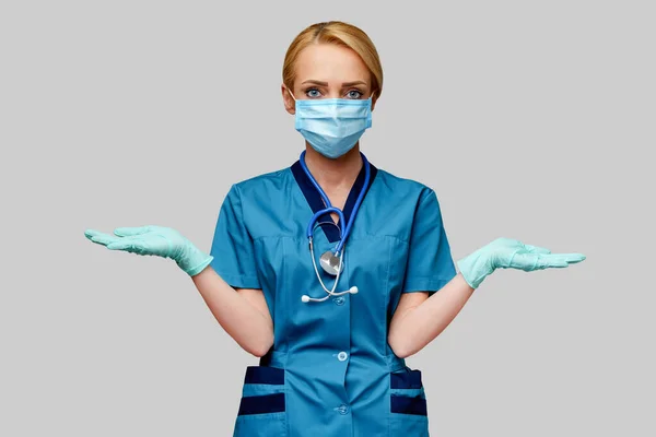 Médico enfermeira mulher com estetoscópio usando máscara protetora e luvas de borracha ou látex — Fotografia de Stock