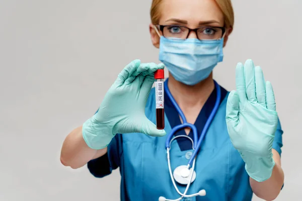 Medische arts verpleegkundige vrouw met beschermende masker en handschoenen - houden virus bloed reageerbuis — Stockfoto