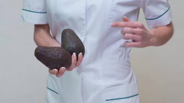 Nutricionista médico conceito de estilo de vida saudável - segurando abacate orgânico — Vídeo de Stock