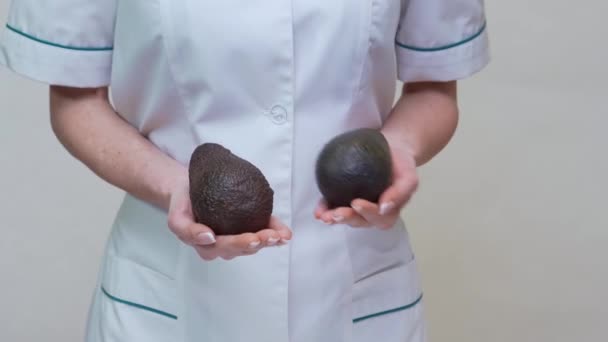 Voedingsdeskundige arts gezonde levensstijl concept - het houden van biologische avocado — Stockvideo