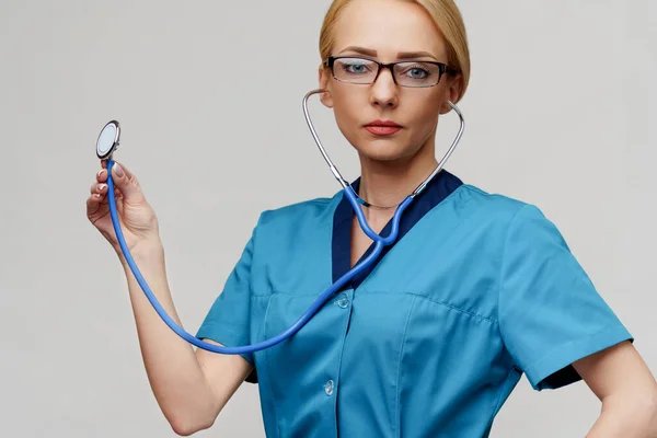 Médico trabajador médico mujer con estetoscopio aislado sobre fondo gris claro —  Fotos de Stock