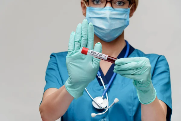 Врач медсестра женщина в защитной маске и перчатках - проведение пробирки крови вируса — стоковое фото