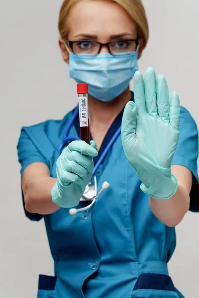 Medische arts verpleegkundige vrouw met beschermende masker en handschoenen - houden virus bloed reageerbuis — Stockfoto