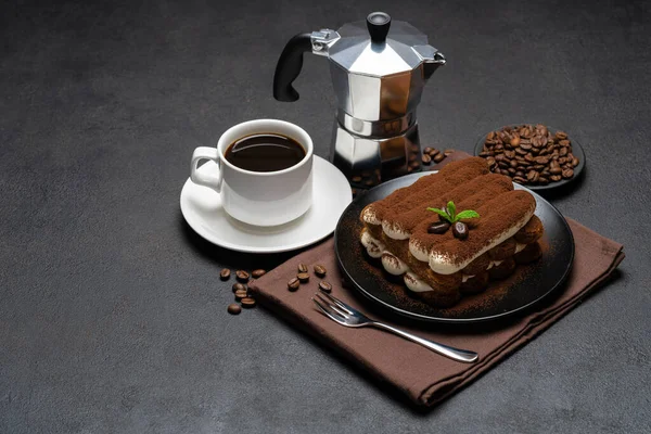 Классический десерт тирамису на керамической тарелке, молоке или сливках и чашке кофе на бетонном фоне — стоковое фото