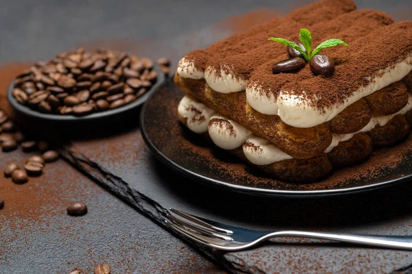 Classic tiramisu dessert on ceramic plate on concrete background — Stock Photo, Image