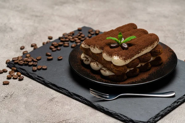 Postre tiramisú clásico sobre plato de cerámica sobre fondo de hormigón — Foto de Stock