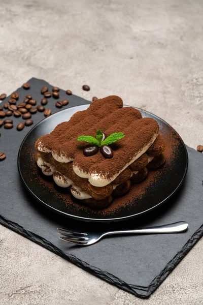 Sobremesa tiramisu clássico na placa de cerâmica sobre fundo de concreto — Fotografia de Stock