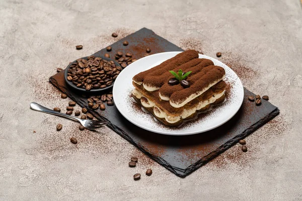 Klassisches Tiramisu-Dessert auf Keramikteller auf Betongrund — Stockfoto