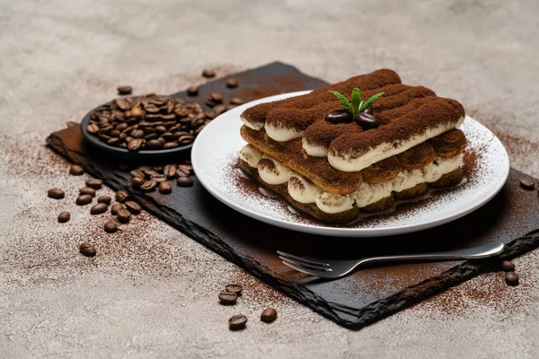 Klassisches Tiramisu-Dessert auf Keramikteller auf Betongrund — Stockfoto