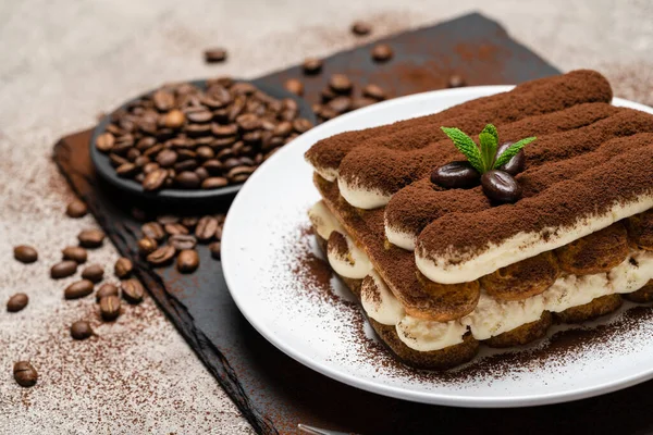 Sobremesa tiramisu clássico na placa de cerâmica sobre fundo de concreto — Fotografia de Stock