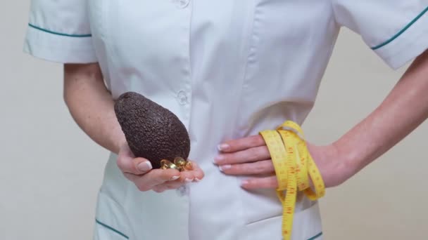 Táplálkozási orvos egészséges életmód koncepció - gazdaság szerves avokádó gyümölcs és mérőszalag — Stock videók