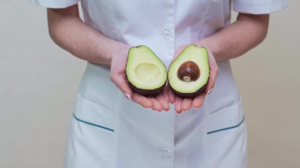 Nutricionista médico conceito de estilo de vida saudável - segurando abacate orgânico — Vídeo de Stock