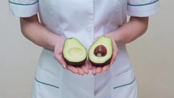 Nutricionista médico conceito de estilo de vida saudável - segurando abacate orgânico — Vídeo de Stock