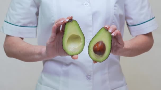 Medico nutrizionista concetto di stile di vita sano - tenendo avocado biologico — Video Stock