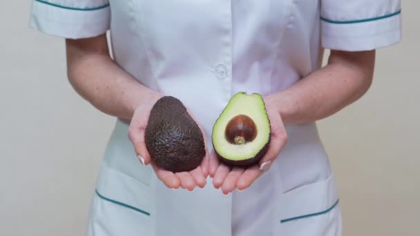 Medico nutrizionista concetto di stile di vita sano - tenendo avocado biologico — Video Stock