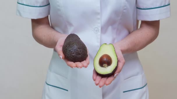 Medico nutrizionista concetto di stile di vita sano - tenendo avocado biologico — Video Stock