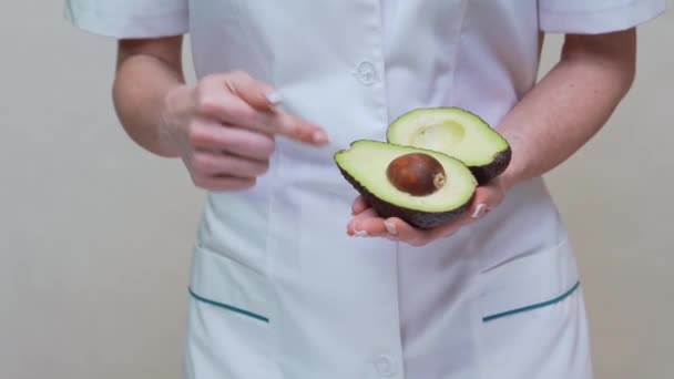 Nutricionista médico conceito de estilo de vida saudável - segurando abacate orgânico — Vídeo de Stock