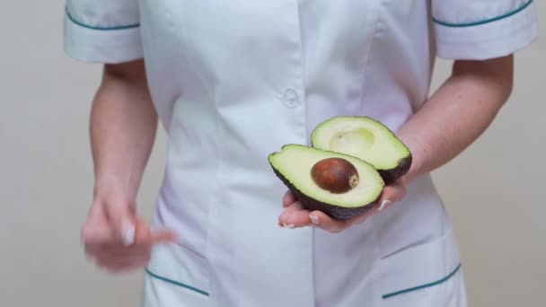 Medico nutrizionista concetto di stile di vita sano - tenendo avocado biologico — Video Stock