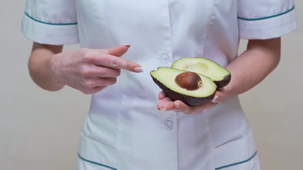 Ernährungswissenschaftler Arzt Konzept für gesunden Lebensstil - im Besitz von Bio-Avocado — Stockvideo