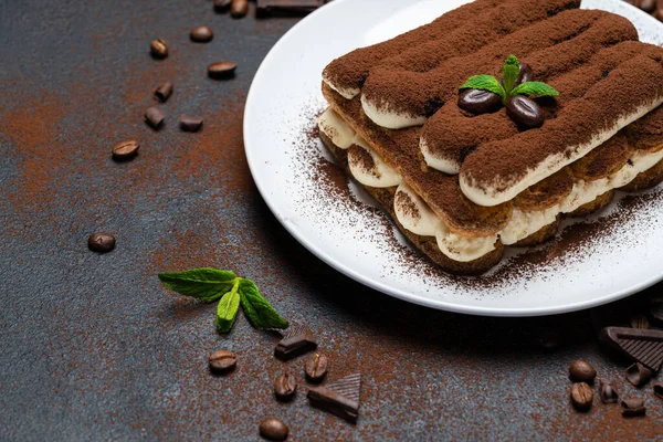 Dessert tiramisù classico su piatto di ceramica su sfondo di cemento — Foto Stock