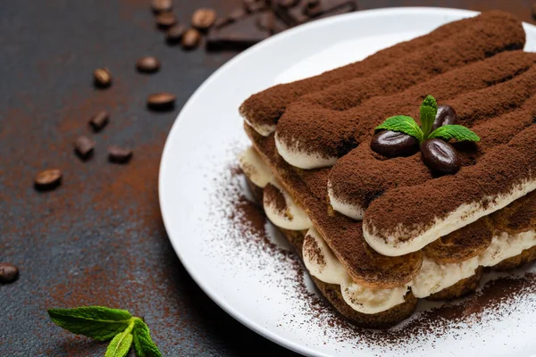 Dessert tiramisù classico su piatto di ceramica su sfondo di cemento — Foto Stock