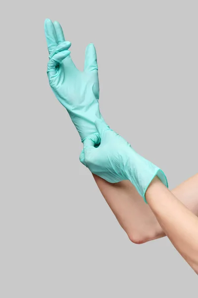 Hände mit Latex oder Gummischutzhandschuhen — Stockfoto