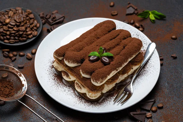 Dessert tiramisù classico su piatto di ceramica su sfondo di cemento — Foto Stock