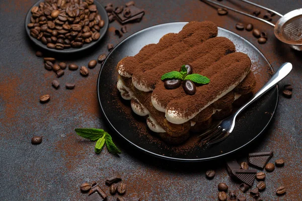 Postre tiramisú clásico sobre plato de cerámica sobre fondo de hormigón — Foto de Stock