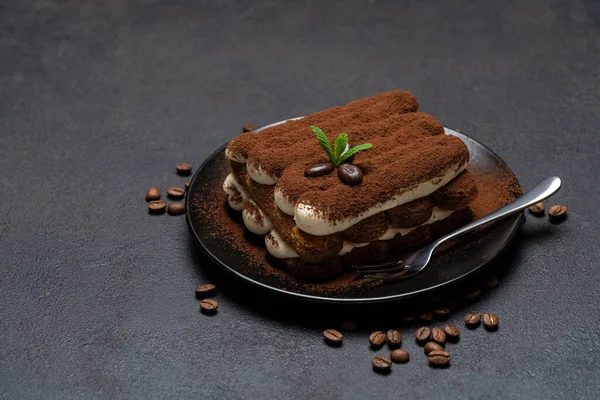 Classic tiramisu dessert on ceramic plate on concrete background — Stock Photo, Image