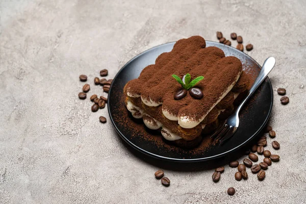 Sobremesa tiramisu clássico na placa de cerâmica sobre fundo de concreto — Fotografia de Stock