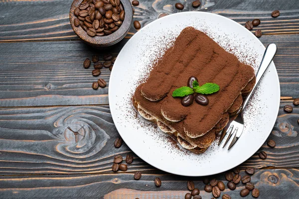 Klasik tiramisu tatlısı seramik tabakta ahşap arka planda — Stok fotoğraf