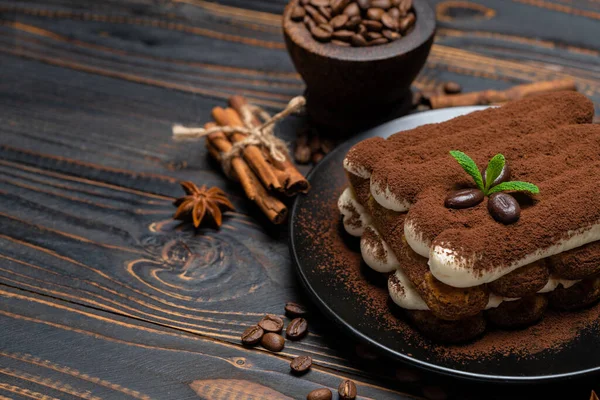 Klasik tiramisu tatlısı seramik tabakta ahşap arka planda — Stok fotoğraf