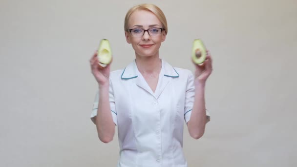 Ernährungswissenschaftler Arzt Konzept für gesunden Lebensstil - im Besitz von Bio-Avocado — Stockvideo