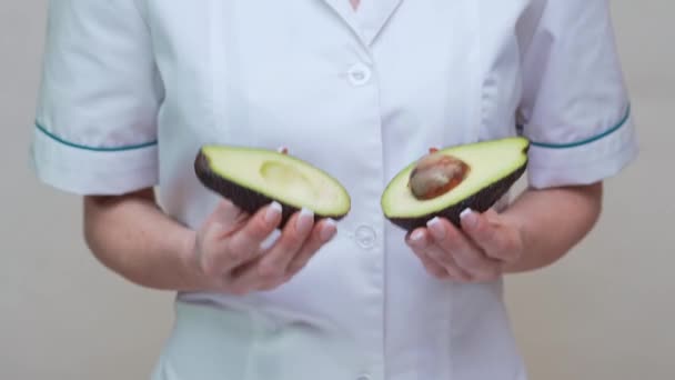 Nutricionista médico conceito de estilo de vida saudável - segurando abacate orgânico — Vídeo de Stock