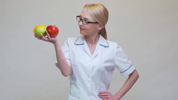Táplálkozási orvos egészséges életmód koncepció - gazdaság friss természetes organikus gyümölcsök — Stock videók