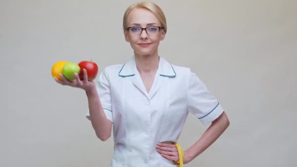 Nutricionista médico concepto de estilo de vida saludable - la celebración de frutas orgánicas naturales frescas — Vídeos de Stock