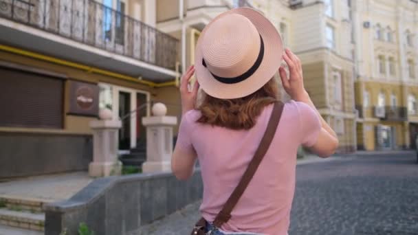 Vacker ung kvinna turist Trevlig promenad i centrum — Stockvideo