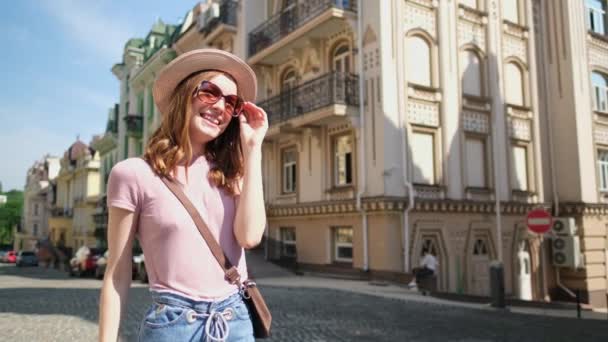 美丽的年轻女子游客愉快地走在市中心 — 图库视频影像