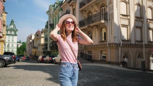 Όμορφη νεαρή γυναίκα τουρίστας Ευχάριστη βόλτα στο κέντρο της πόλης — Αρχείο Βίντεο