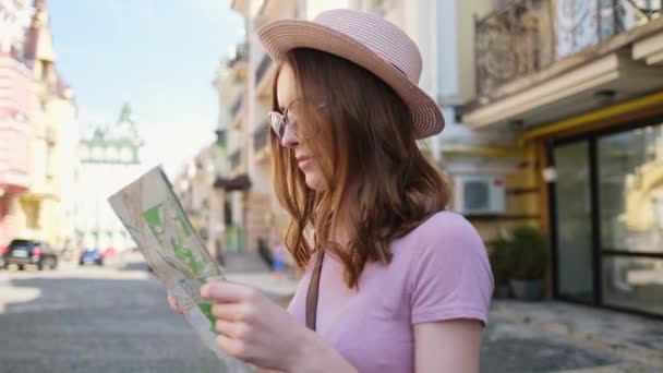 Krásná mladá žena turista Příjemné s mapou města procházky v centru města — Stock video
