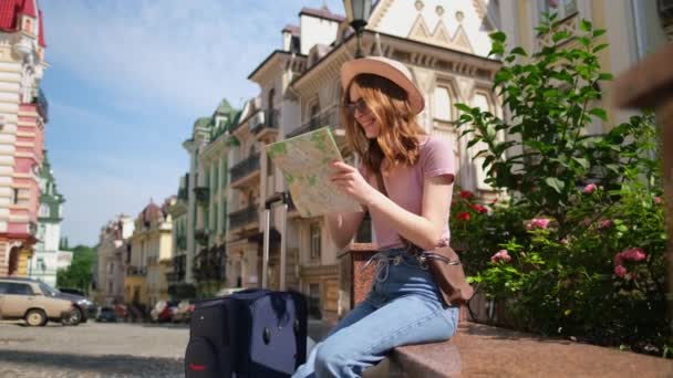 Vacker ung kvinna turist Trevligt med stadskarta och resväska i centrum — Stockvideo