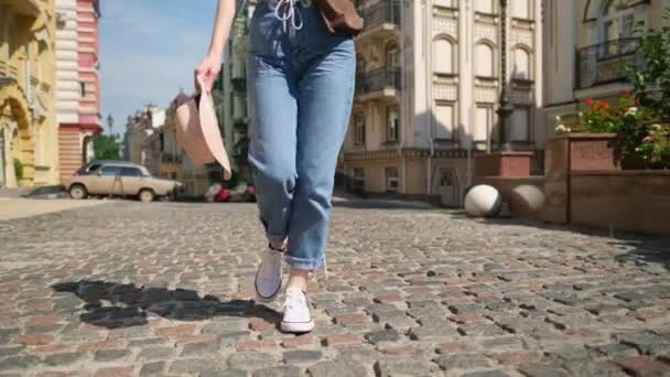 Krásná mladá žena turista Příjemná procházka v centru města — Stock video