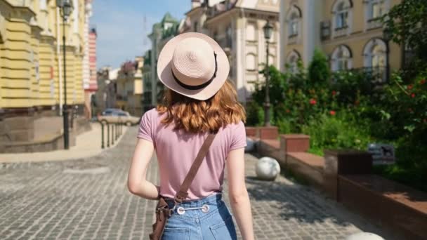 Vacker ung kvinna turist Trevlig promenad i centrum — Stockvideo