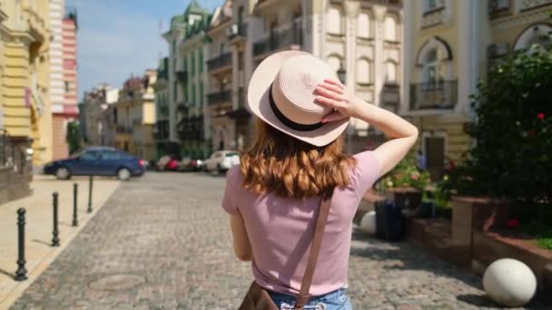 Vacker ung kvinna turist Trevlig promenad i centrum — Stockvideo