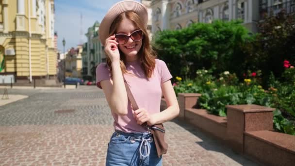 Hermosa joven turista agradable paseo en el centro de la ciudad — Vídeos de Stock