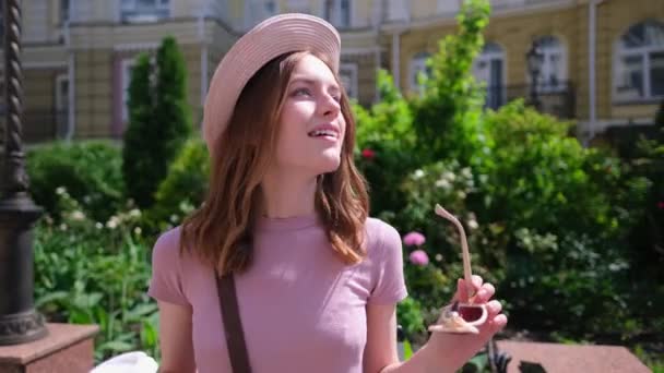 Krásná mladá žena turista s donáškou kávy v centru města — Stock video