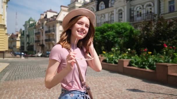 시티 센터에서 이 륙 커피를 마시고 있는 아름다운 젊은 여자 관광객 — 비디오
