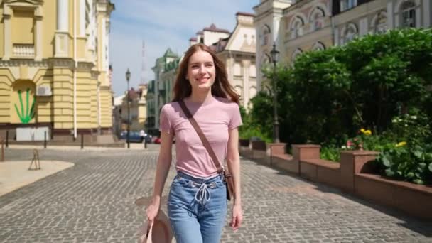 Vacker ung kvinna turist promenader i centrum — Stockvideo